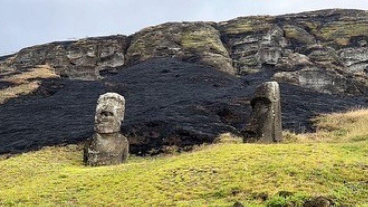 UNESCO listesindeki Moai heykelleri yangında büyük hasar gördü