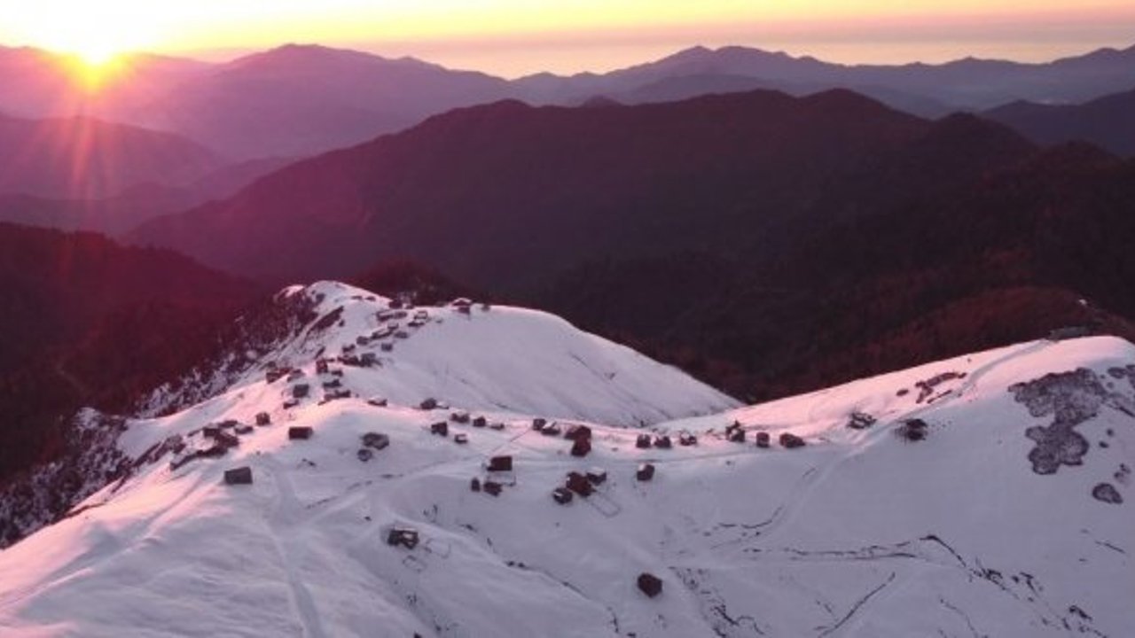 Beyaz örtüyle kaplanan Artvin’in Klaskur Yaylası’nda gün batımı böyle görüntülendi