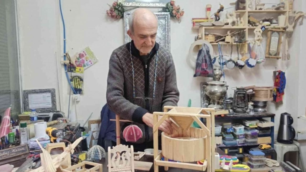 Emekli öğretmen 25 yıldır ahşap oyuncaklar yapıyor