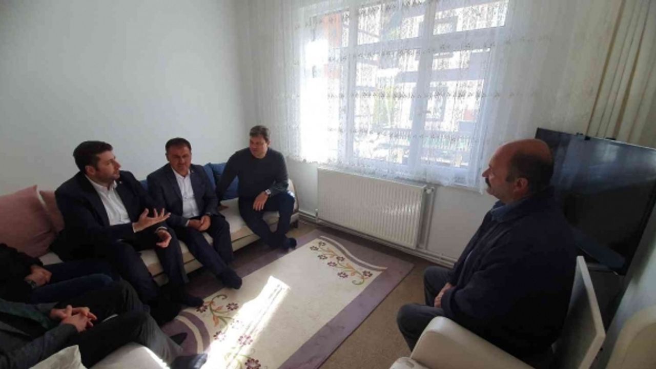 Ertuğrul Sağlam SMA hastası Yunus Emre’yi evinde ziyaret etti