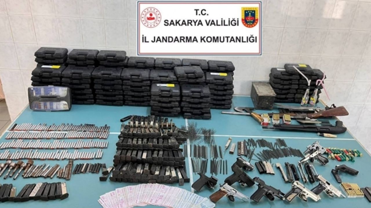 Ev değil silah atölyesi: Kurusıkı tabancaları gerçeğine çeviriyorlardı