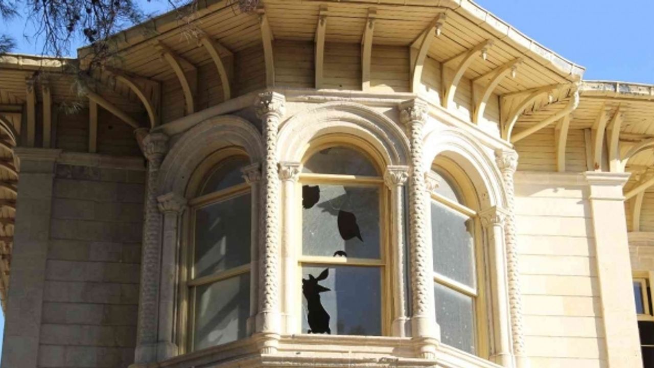 İzmir’in tarihi yapılarından Forbes Köşkü adeta talan edildi