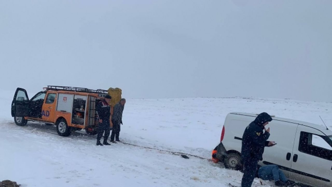 Kuşmer Yaylası’nda kardan mahsur kalan vatandaşın yardımına AFAD ve jandarma yetişti