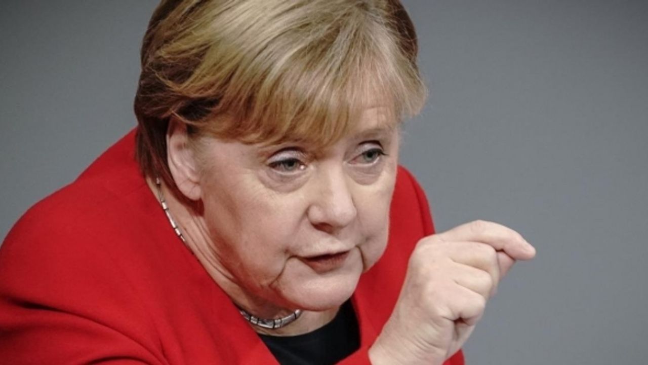 Merkel’den Putin itirafı: "Putin, politik açıdan işiniz bitti mesajı verdi"