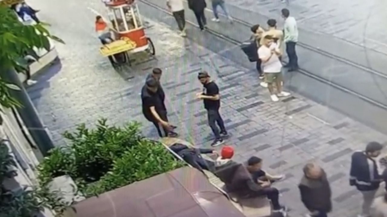 (Özel) Taksim’de dehşet anları kamerada: Banka yattı diye maket bıçağıyla yüzünü kesti