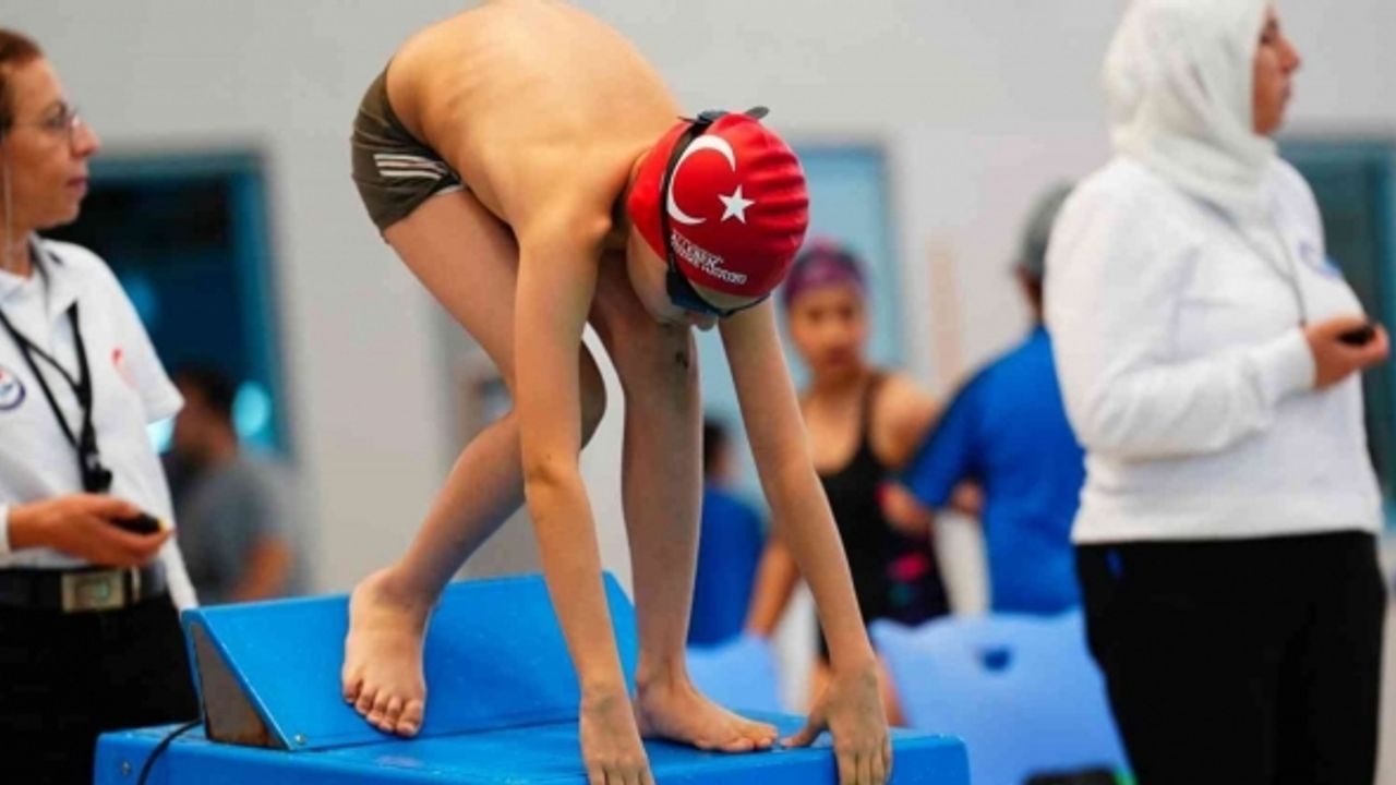 555 sporcu, kurtuluş günü için kulaç atıyor