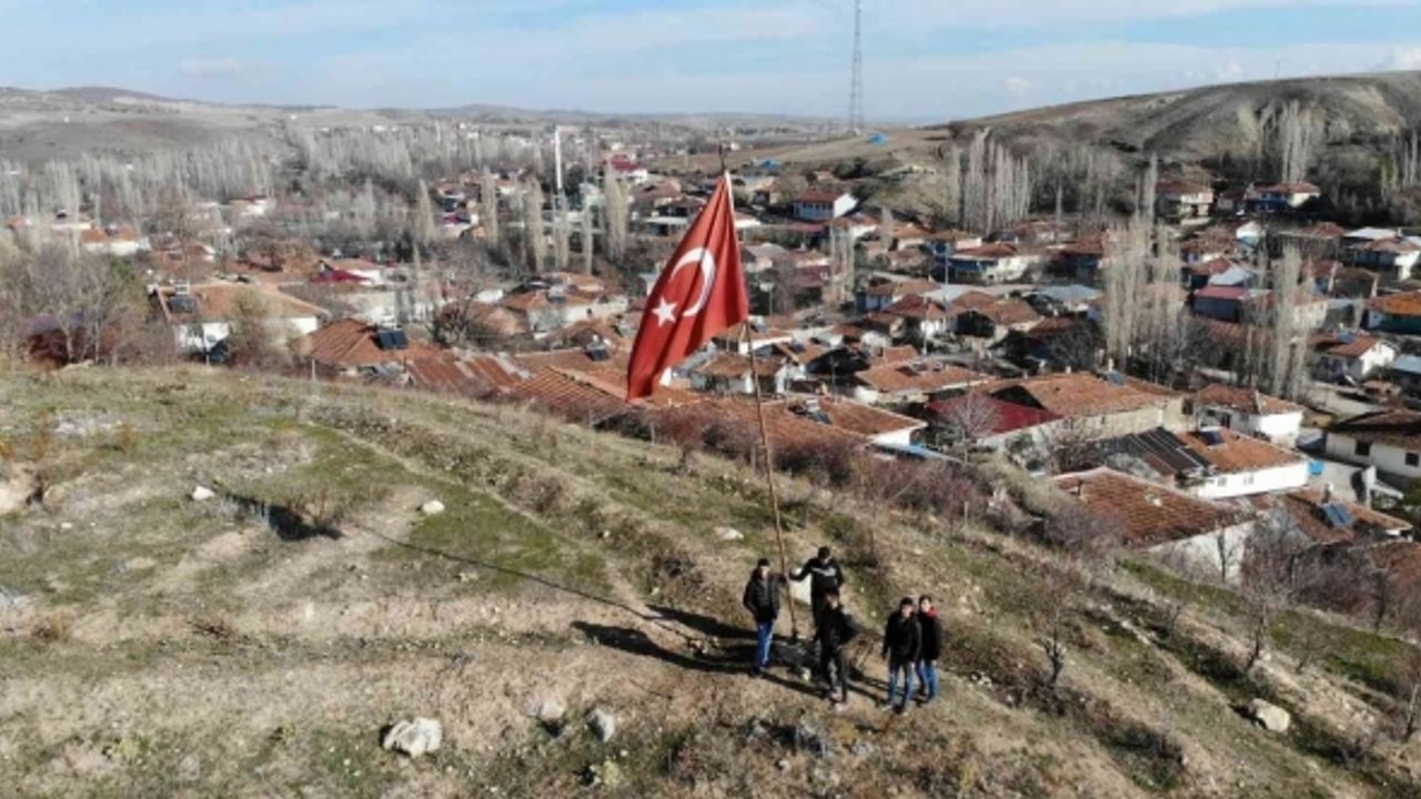 Gençlerin Türk bayrağı hassasiyeti yoğun ilgi gördü
