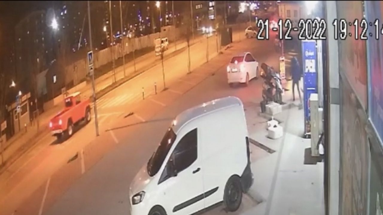 İstanbul’da akıl almaz olay kamerada: İçecek almak isterken 40 saniyede otomobili çalındı