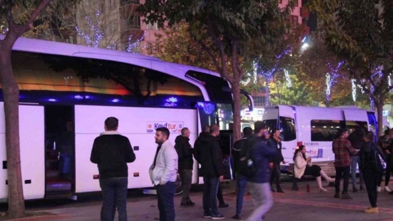 Otobüs dolusu insan telefon almak için rotayı Gürcistan’a çevirdi