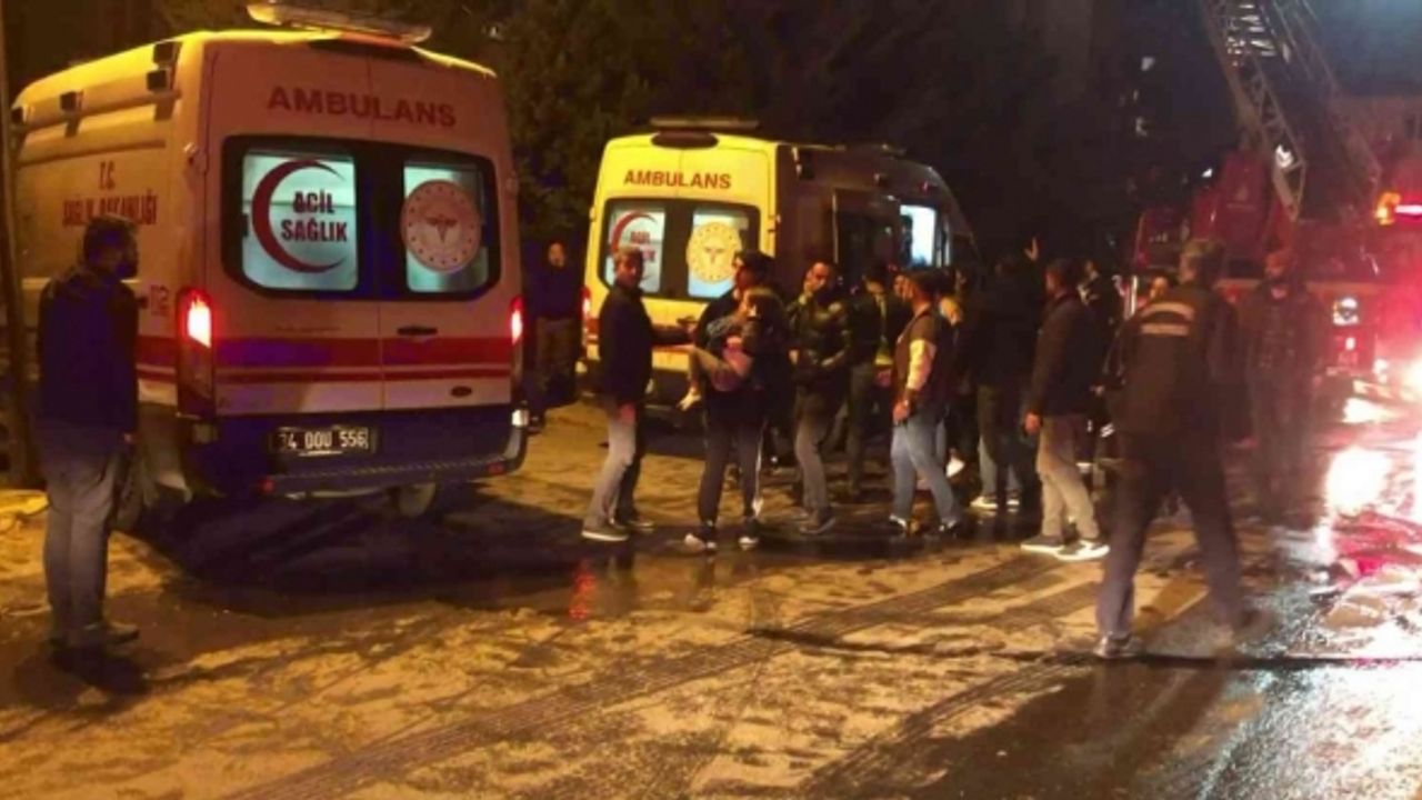 Sancaktepe’de 7 katlı apartmanda yangın: Bir kişi hastaneye kaldırıldı