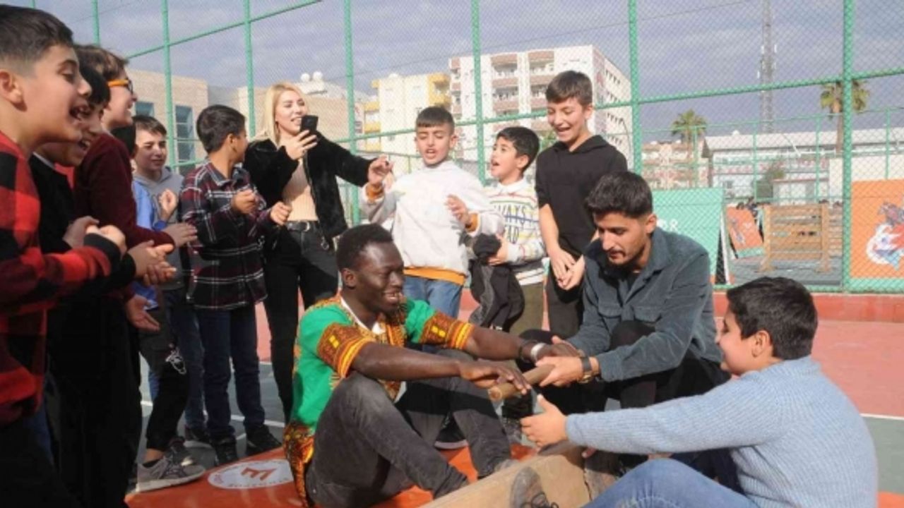 Senegalli Mustafa, Cizreli çocuklarla hem eğlendi hem de eğlendirdi