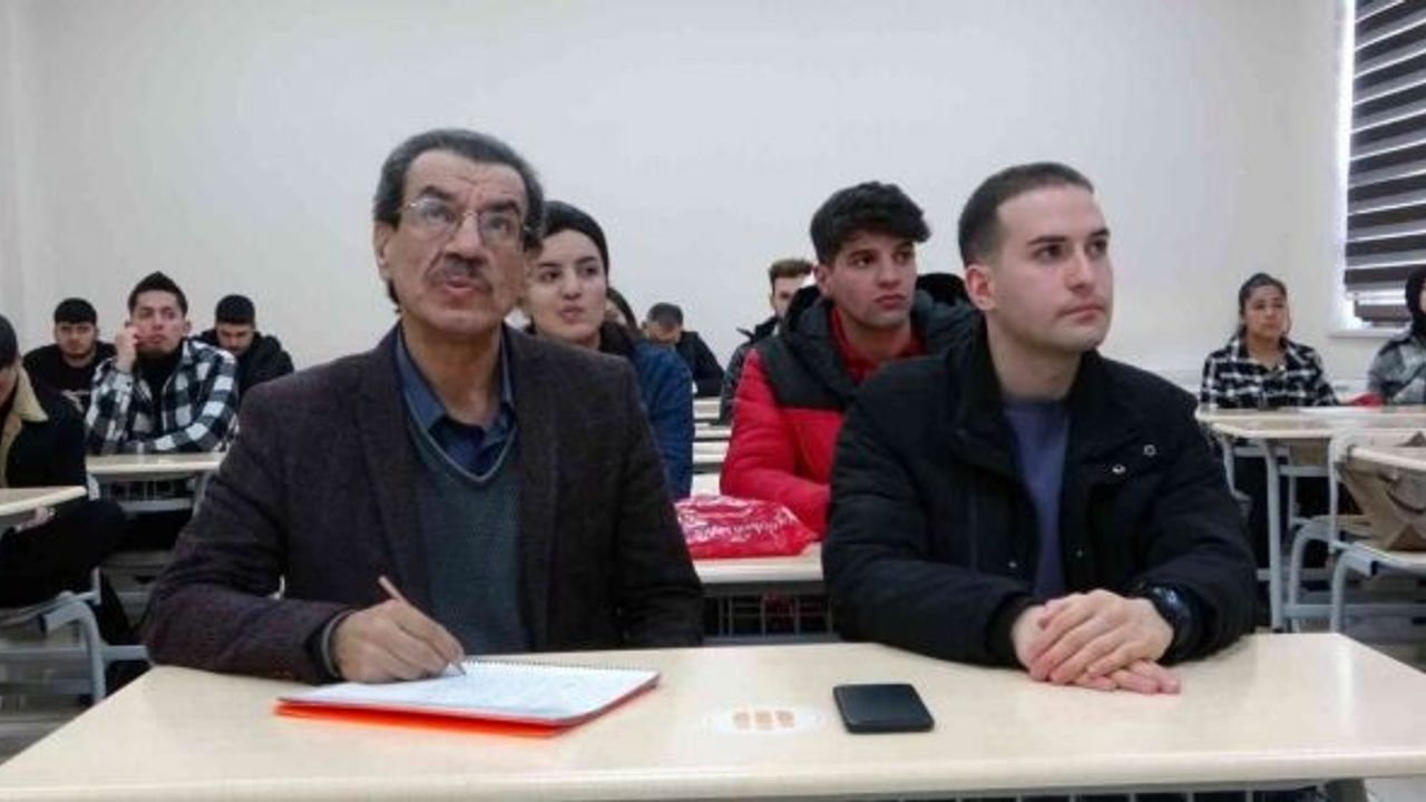 60 yaşındaki emekli öğretmen gazetecilik hayali için sıralara döndü