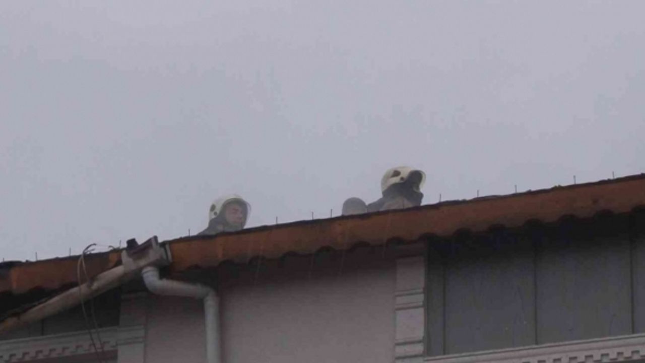 Başakşehir’de 2 katlı binanın çatısında korkutan yangın