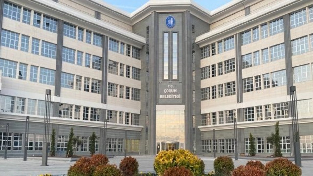 Belediye, yeni hizmet binasında çevre düzenlemesi yapıyor