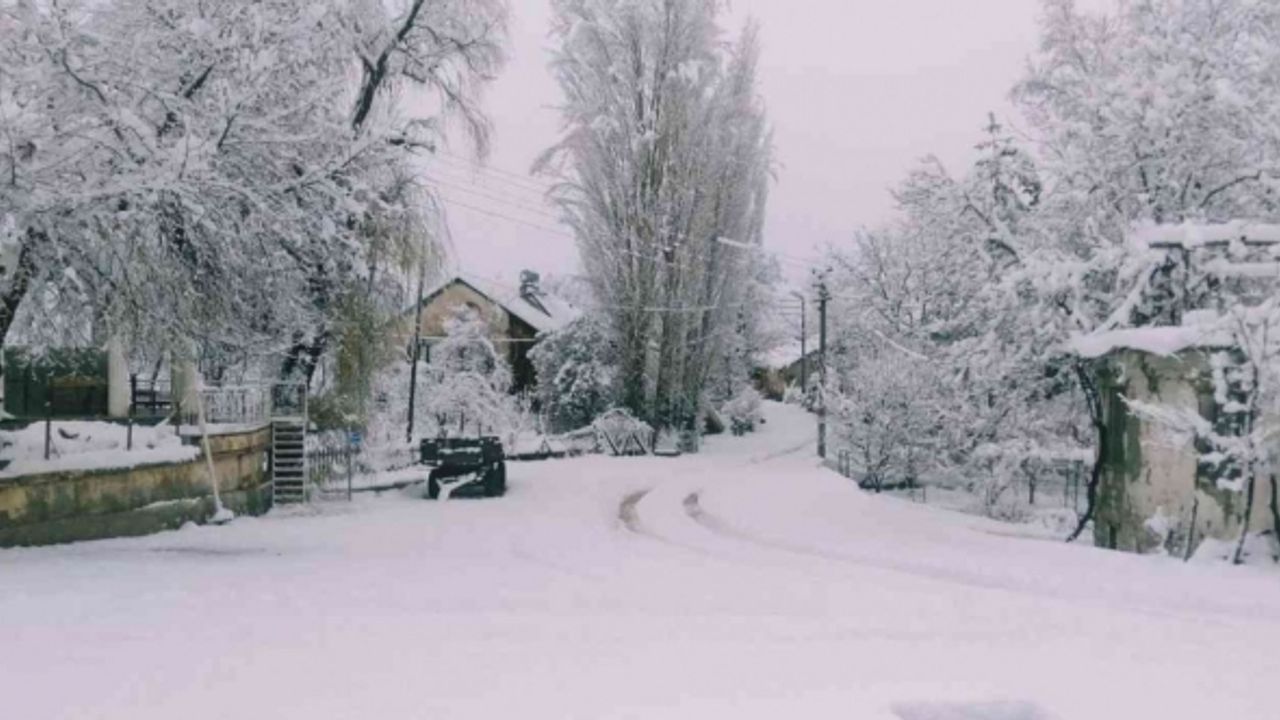 Kaş’ta yüksek kesimlerdeki yollarda karla mücadele çalışması başladı