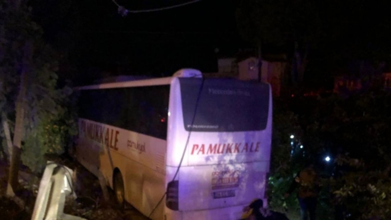 Manisada yolcu otobüsü kamyonete çarptı: 3ü çocuk 7 yaralı