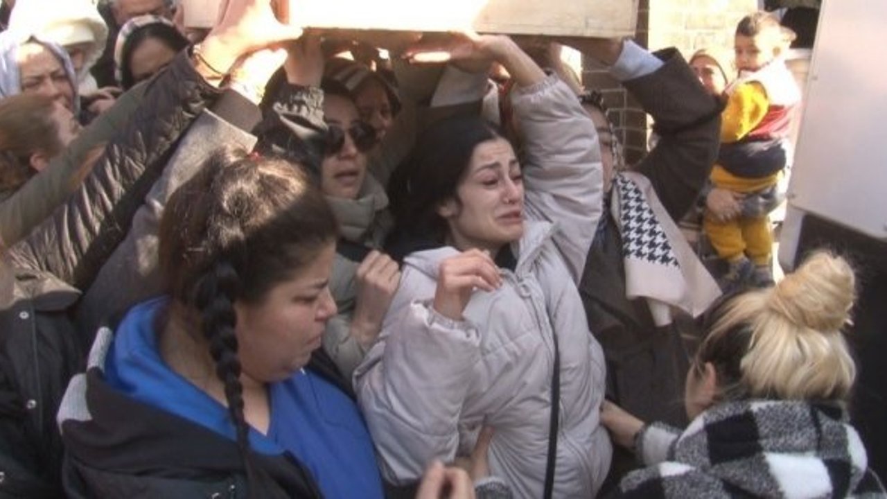 Öldürülen annesinin tabutunu omuzladı: "Çok ağır, taşıyamıyorum"