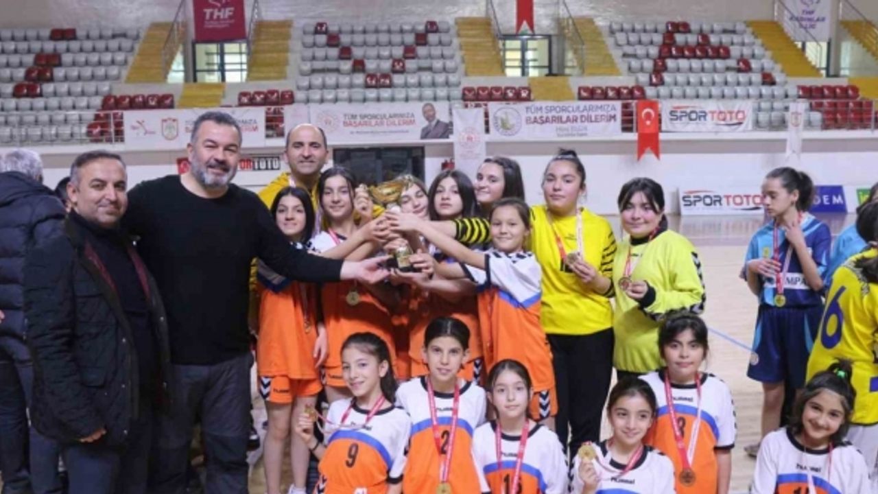 Sivas’ta düzenlenen okullar arası hentbolda kupalar sahiplerini buldu