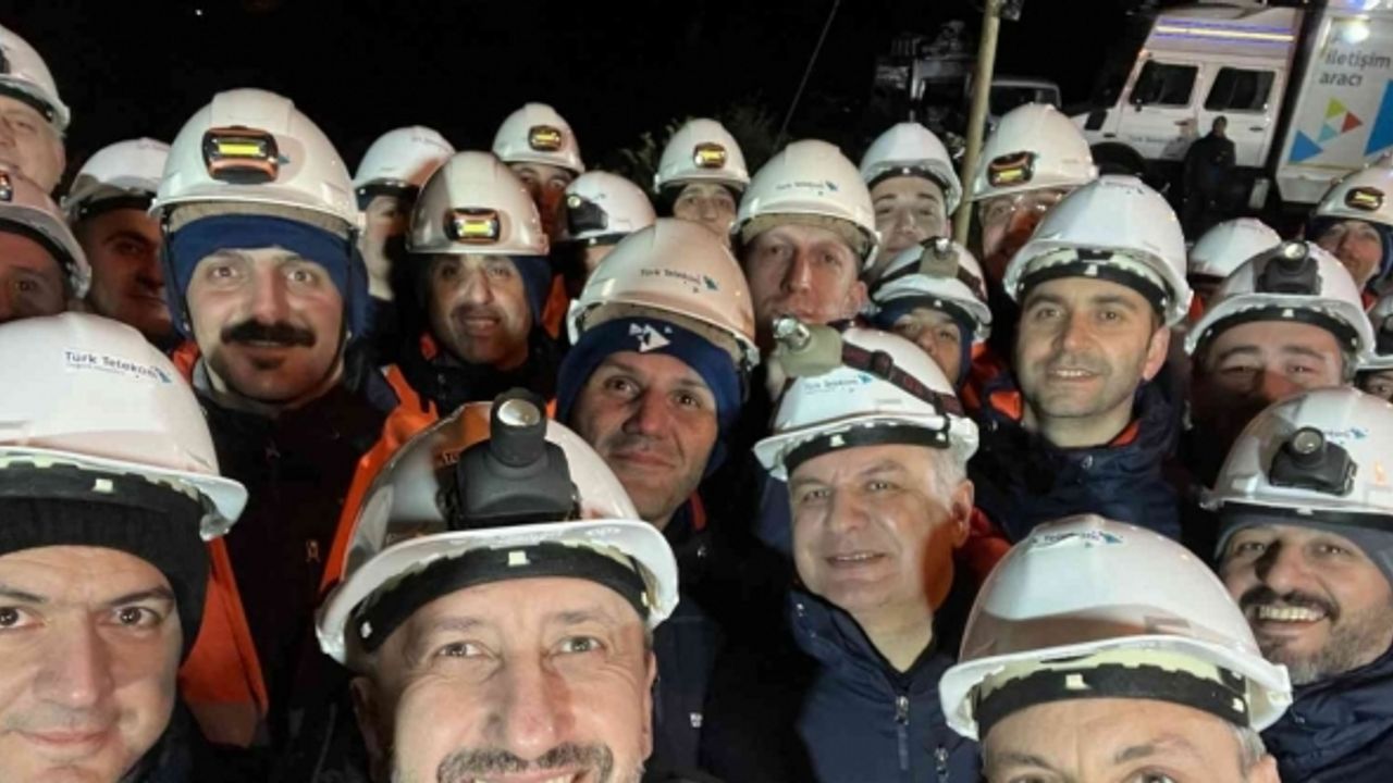 Türk Telekom CEO’su Ümit Önal, yeni yılı fiber dönüşüm için çalışan saha ekipleriyle karşıladı