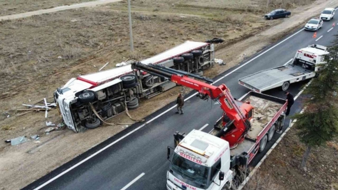 Yol kenarına devrilen tekstil malzemesi yüklü tır yoğun uğraşlar sonucu kaldırıldı