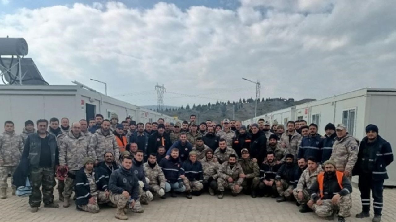 258’inci saatte Neslihan Kılıç’ı sağ kurtaran Hava İkmal personeli, çalışmalara devam ediyor