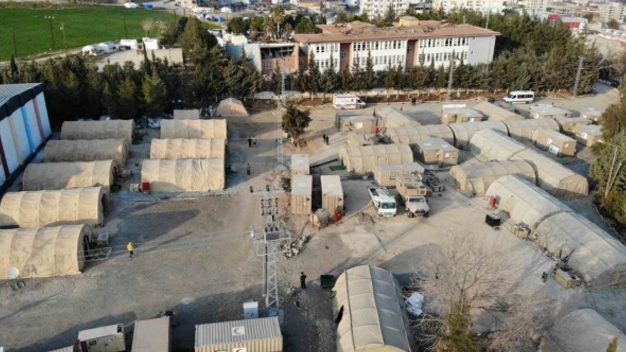Arap Emirlikleri’nin kurduğu sahra hastanesi depremzedelere şifa oldu