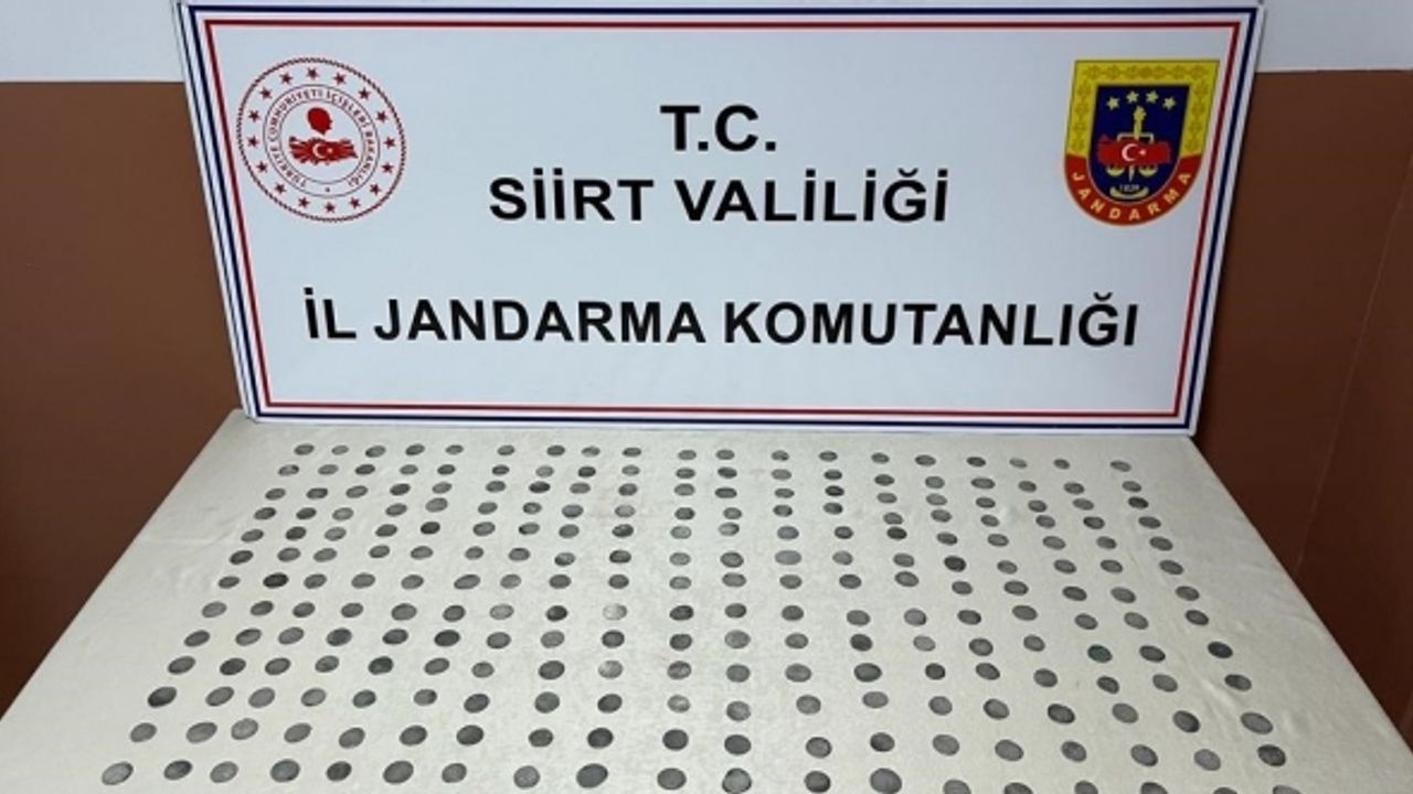 Beline bağladığı poşetten Roma dönemine ait 350 adet gümüş sikke ele geçirildi