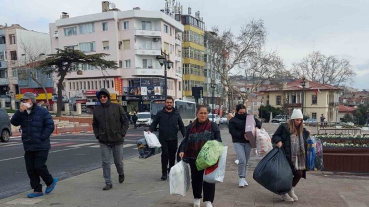 Deprem bölgesi için tek yürek oldular: Bebek arabasıyla bile yardım taşıdılar