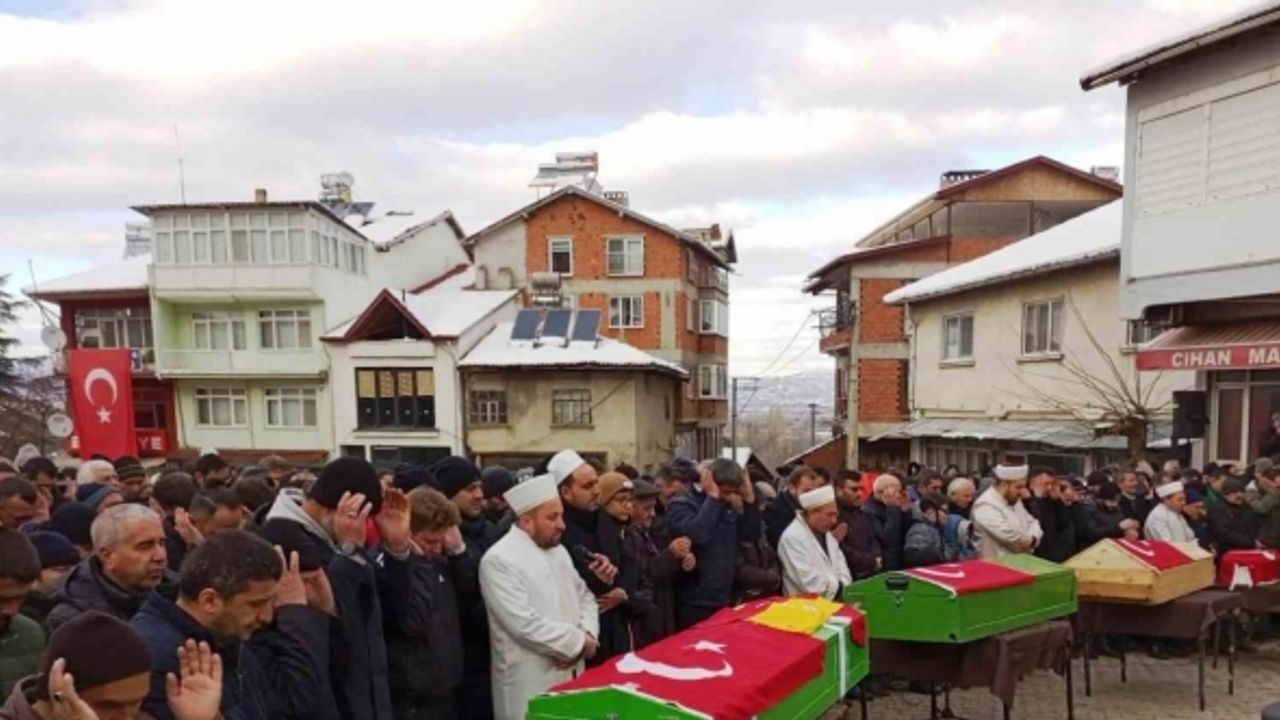 Depremde hayatını kaybeden 4 kişilik Selçuk ailesi Simav’da toprağa verildi