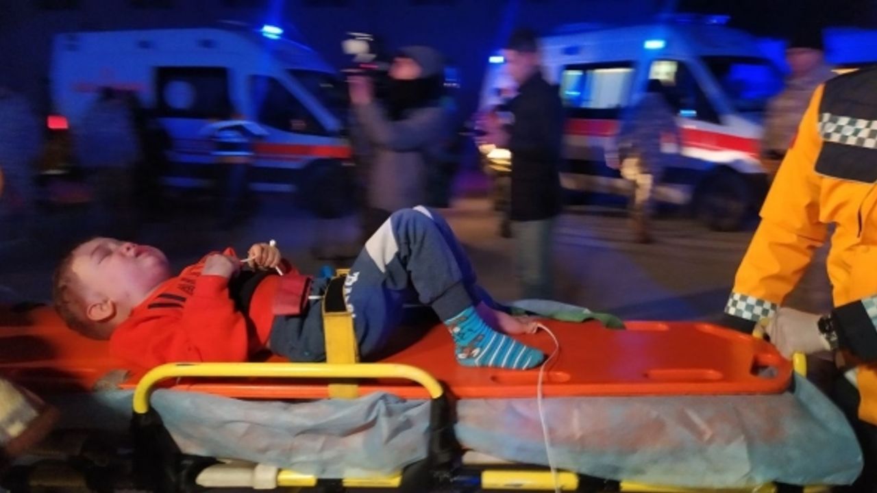 Depremde yaralanan 51 kişi askeri uçakla İstanbul’a getirildi