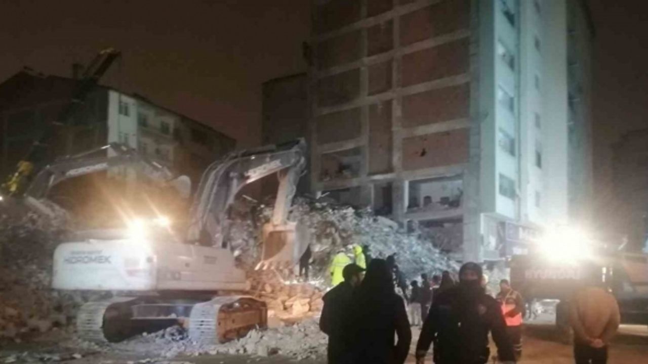 Elazığ’da çöken binada polis memurunun cansız bedenine ulaşıldı