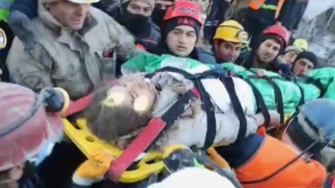 Enkaz altındaki küçük Beyza’dan Van polisine zor soru