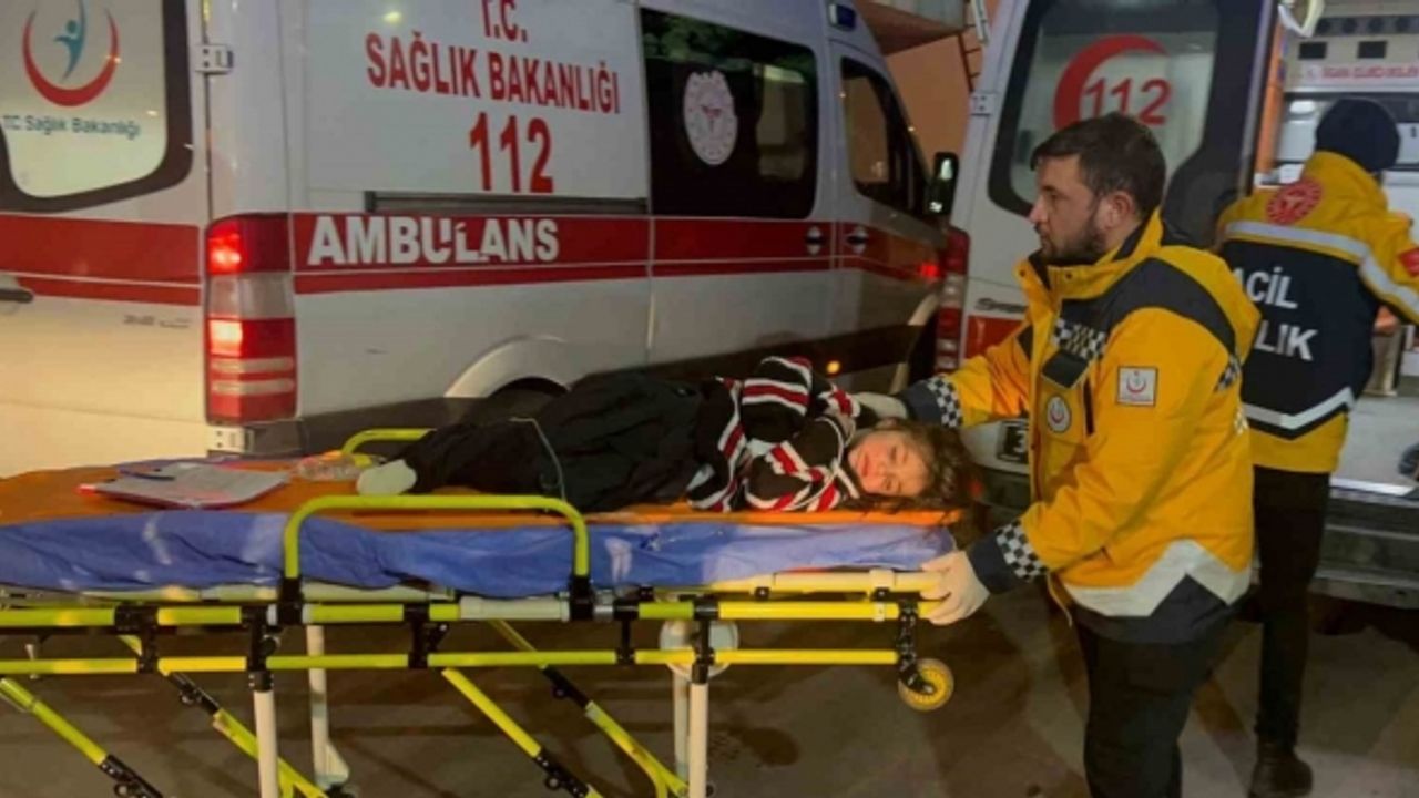 Enkaz altından kurtarılarak tedavi için İstanbul’a getirilen yaralılar hastanelere götürüldü