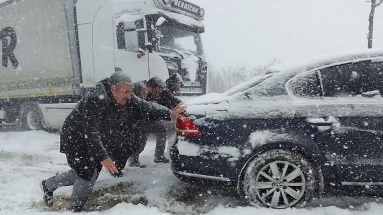 Erzurum’da etkisini gösteren kar yağışı, araç şoförlerini zor durumda bıraktı