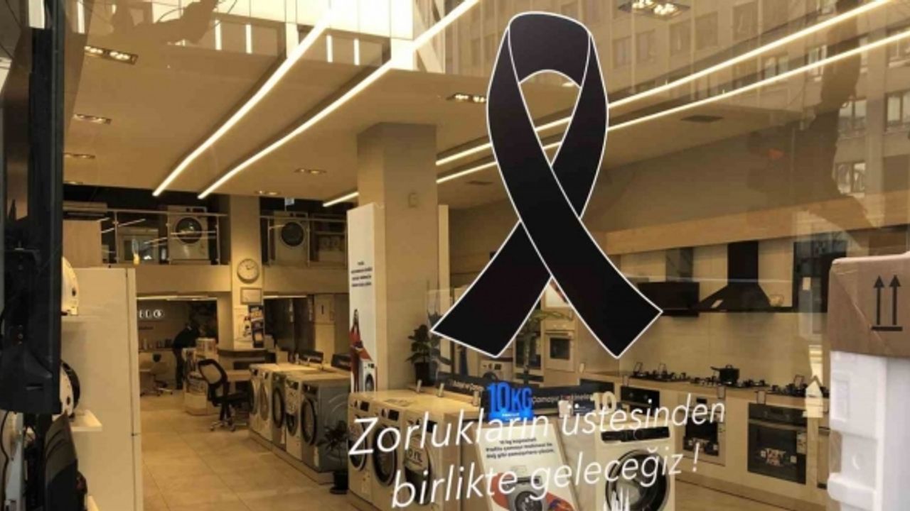 Eskişehir’de esnaf ’asrın felaketi’ nedeniyle camlarına siyah kurdele yapıştırdı