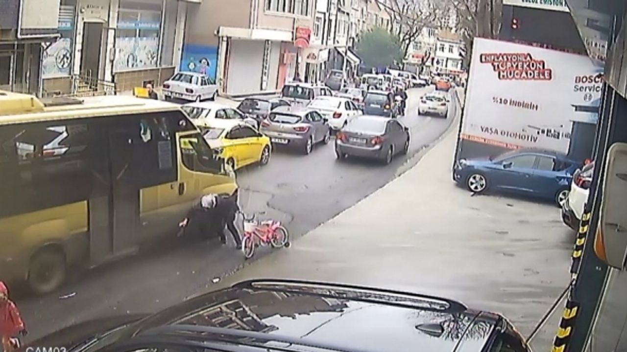 Eyüpsultan’da dengesini kaybeden kadın minibüsün altında kalmaktan son anda kurtuldu