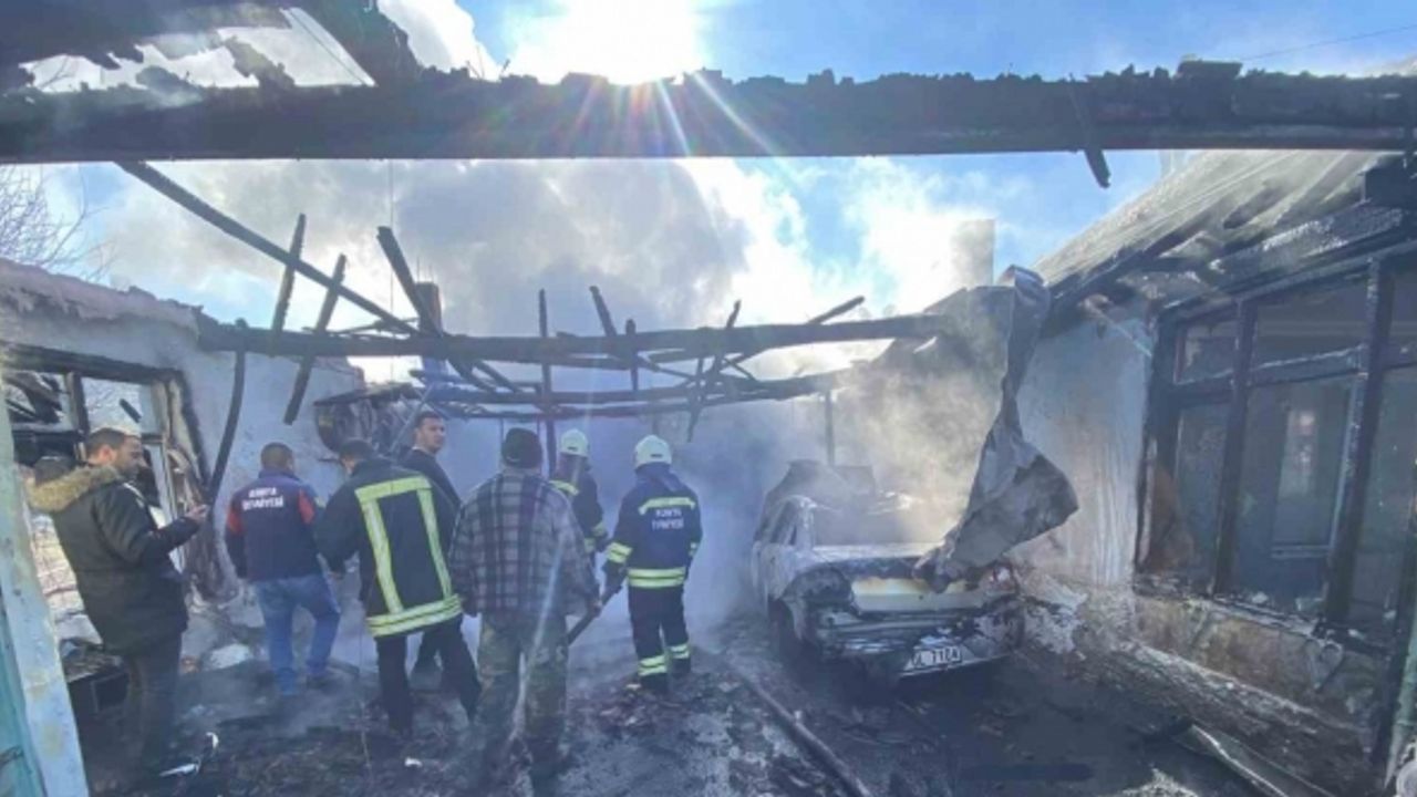 Konya’da garajda çıkan yangında otomobil kullanılamaz hale geldi