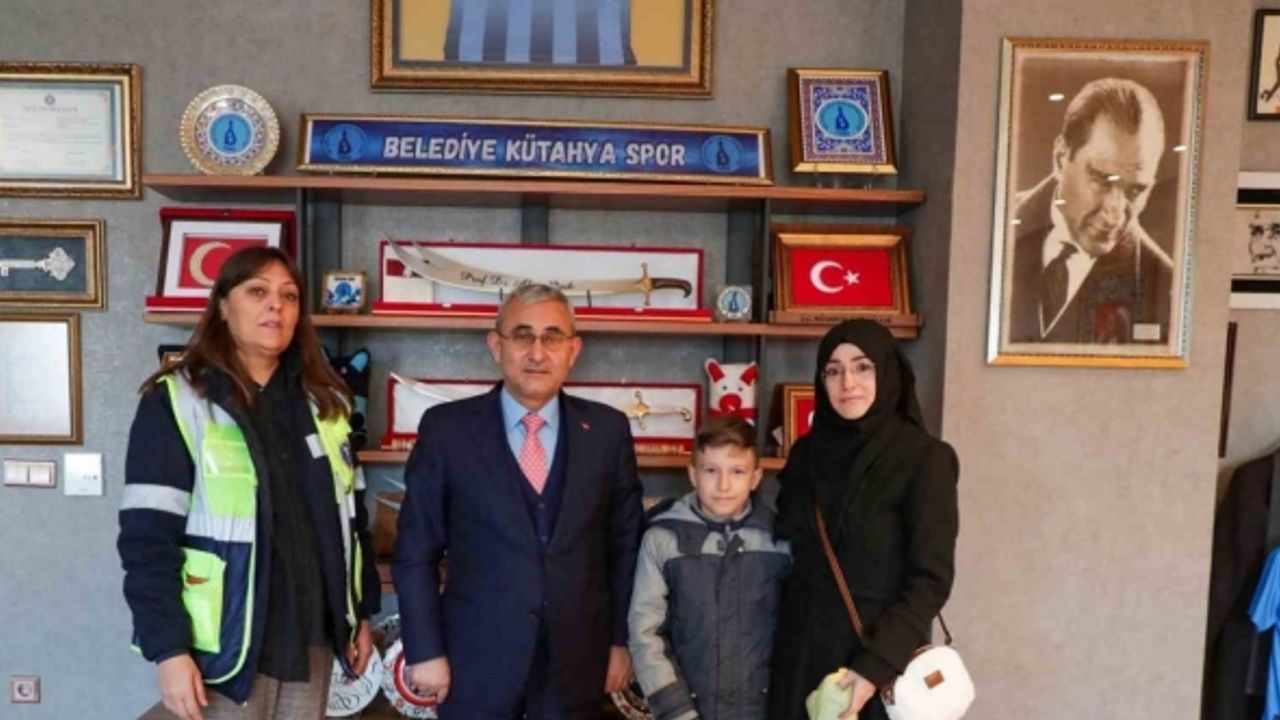 Kumbarasını depremzedelere bağışlayan Ömer Faruk’a Başkan Işık’tan jest