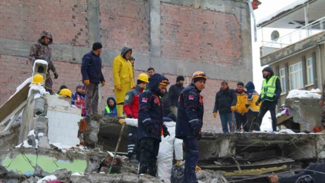 Malatya’da ekipler 33 saattir arama kurtarma çalışmalarını sürdürüyor