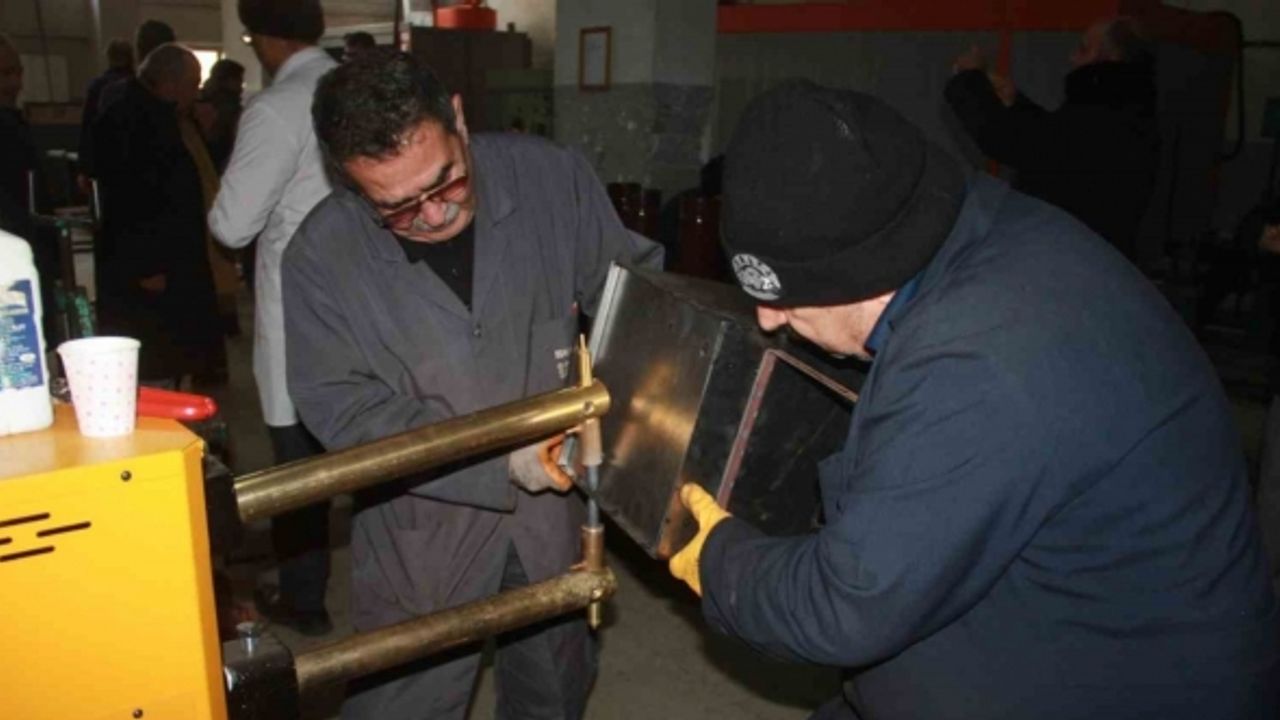 Meslek Lisesi öğrencileri depremzedeler için soba üretiyor