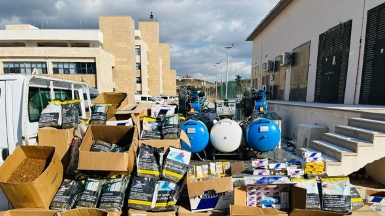 Polisten 2 işyeri ve 5 eve makaron baskını