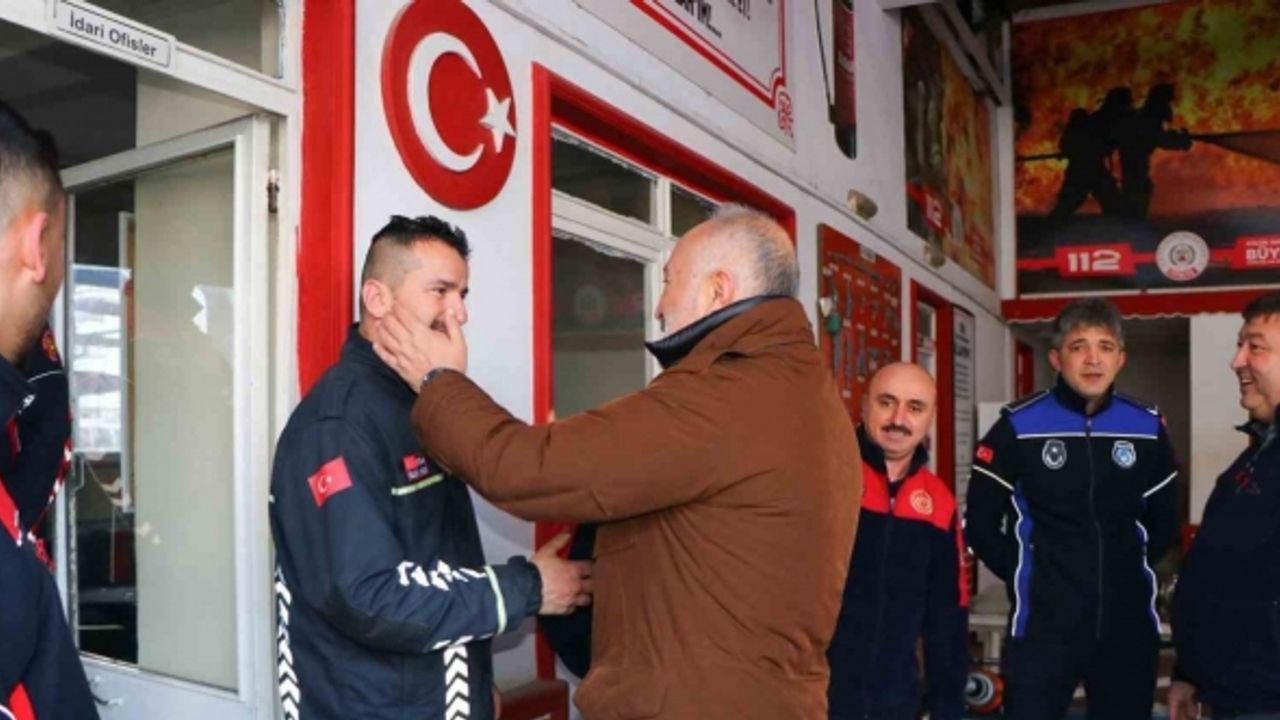 Silpagar, enkazdan 12 kişiyi canlı kurtaran ekibi tek tek kutladı