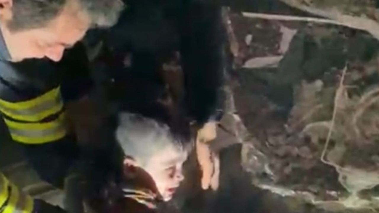 Üç yaşındaki Miran, 22 saat sonra enkazdan sağ kurtuldu