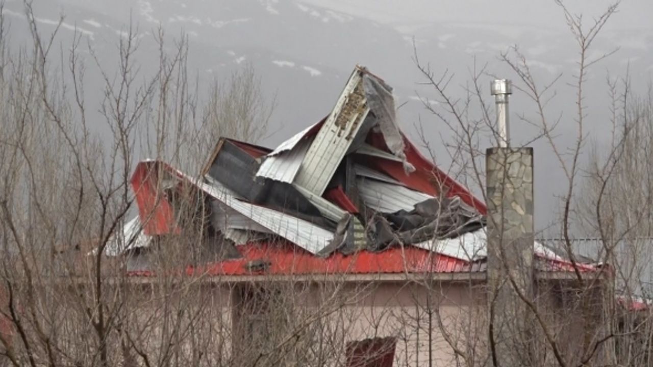 107 kilometre hıza ulaşan şiddetli fırtına çatıları uçurdu