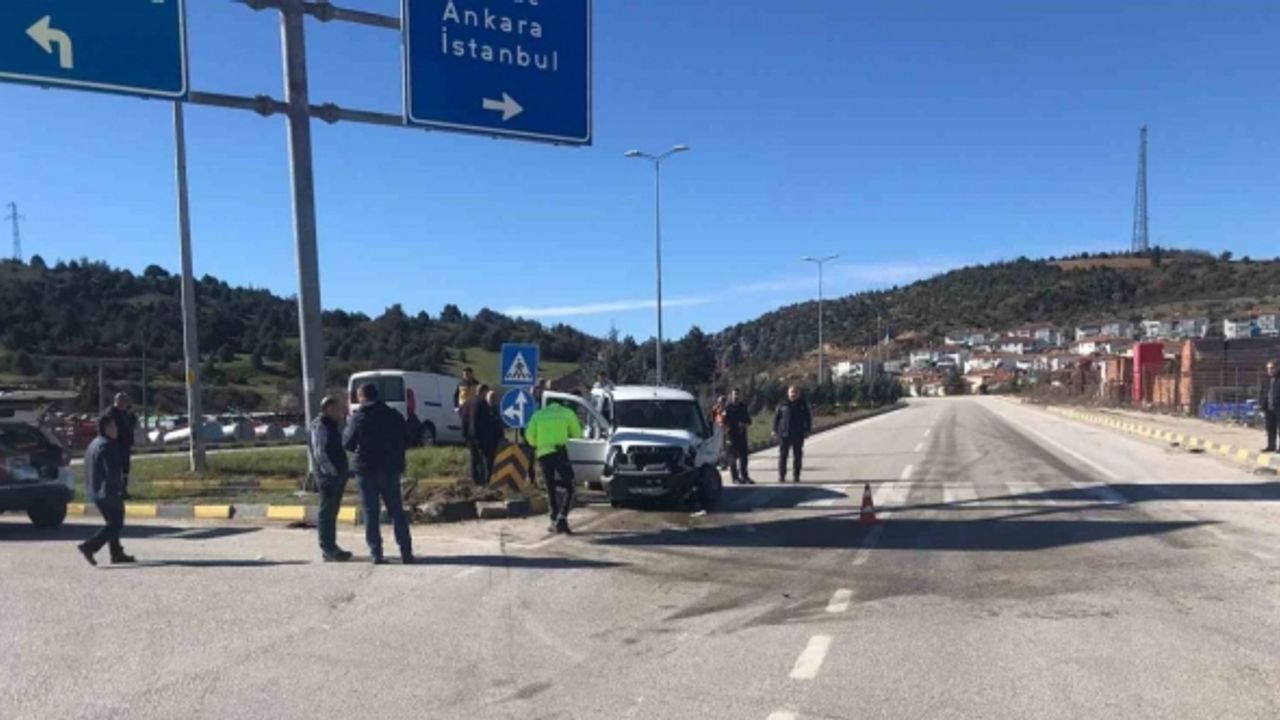 3 kişinin yaralandığı trafik kazası güvenlik kamerasına yansıdı