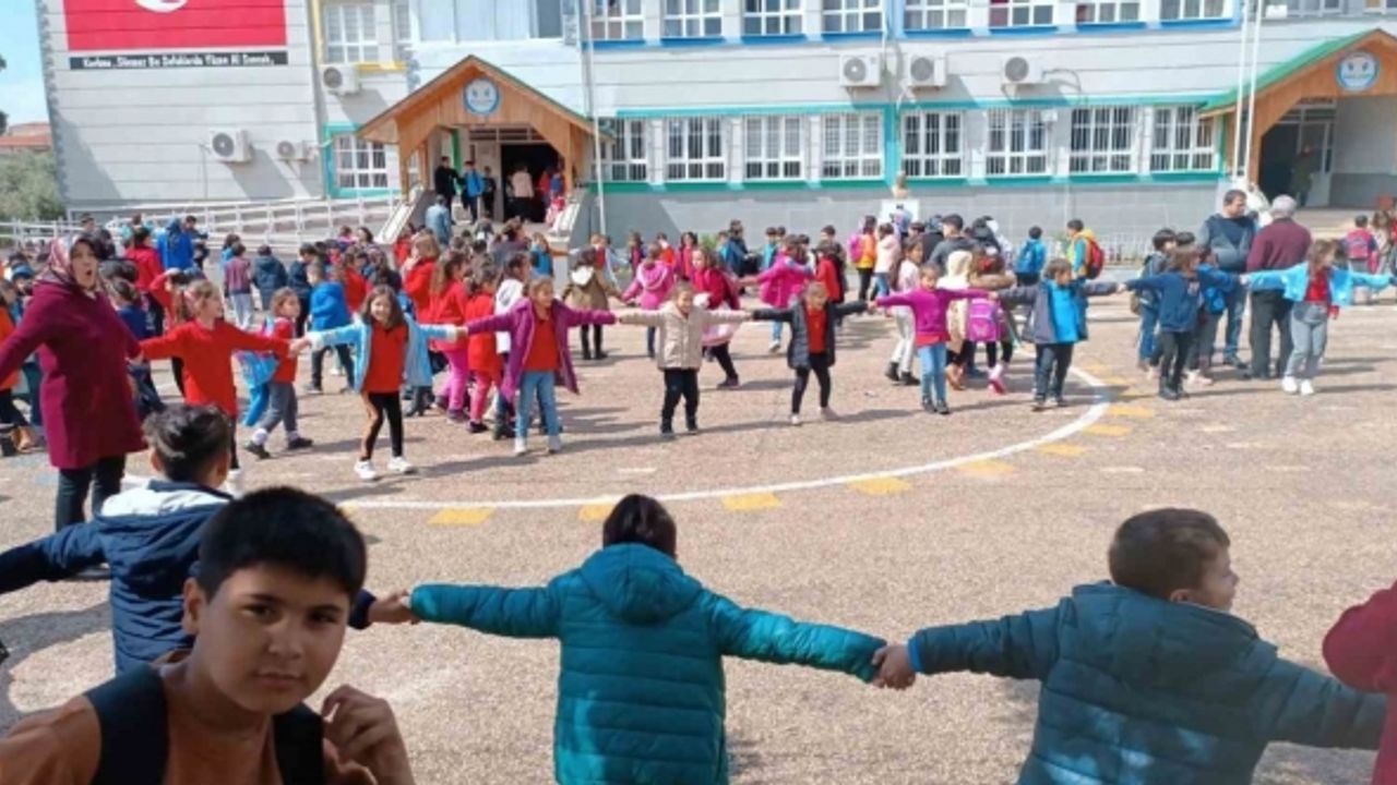 5.3’lük artçı depremde öğrencileri, öğretmenler sakinleştirdi