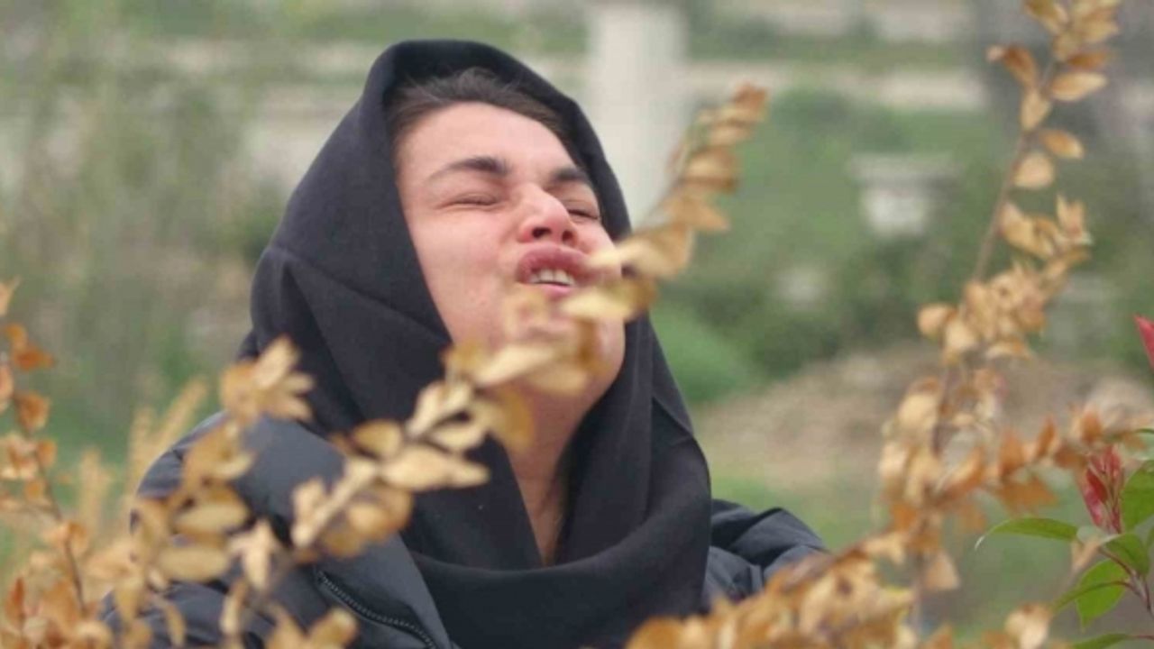 Acılı anne depremde kaybettiği oğlunun mezarı başında feryat etti