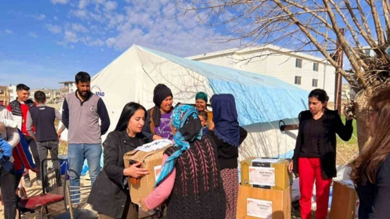 AK Kadınlar deprem bölgesine 133 koli mutfak seti gönderdi