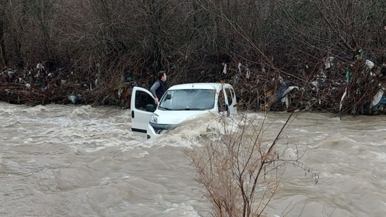 Araçları ile dereden geçmek isterken sele kapılan 3 kişi ölümden döndü