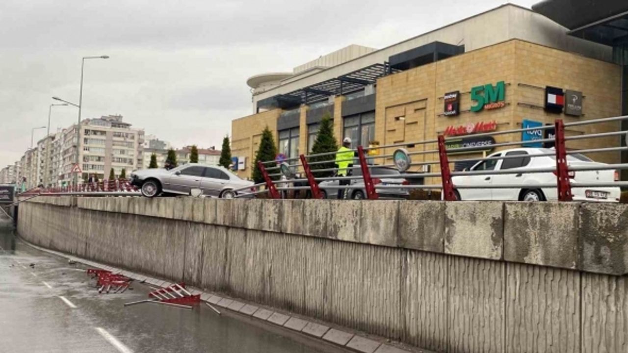 Bariyerlere çarpan otomobil köprüde asılı kaldı: 1 yaralı